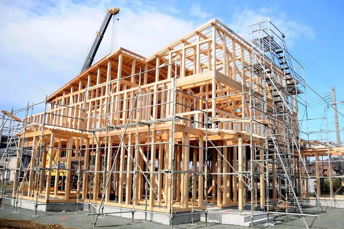 木造住宅の建て方作業中の建築現場