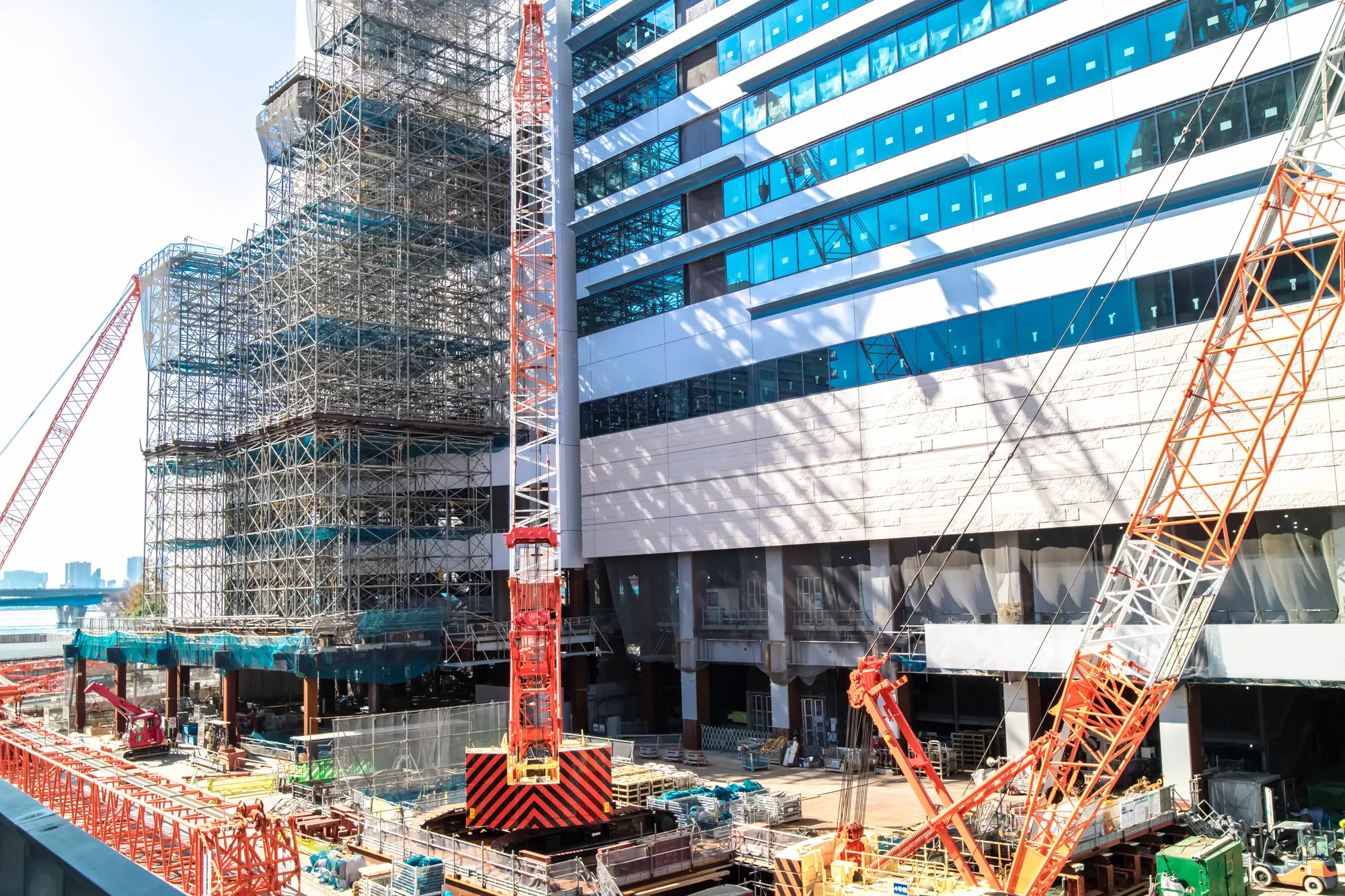 クレーンと足場が並ぶ大規模な建設現場